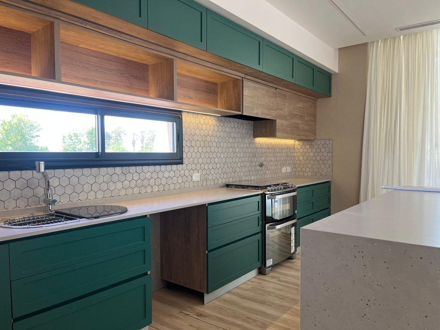 Cocina con muebles a medida y mesada de hormigón pulido